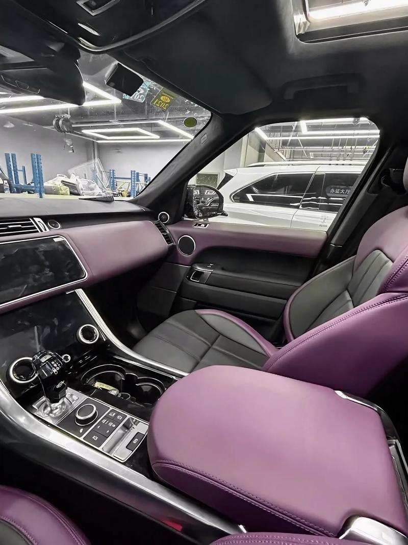 路虎——极具魅力的树莓紫拼黑内饰与橡胶制品